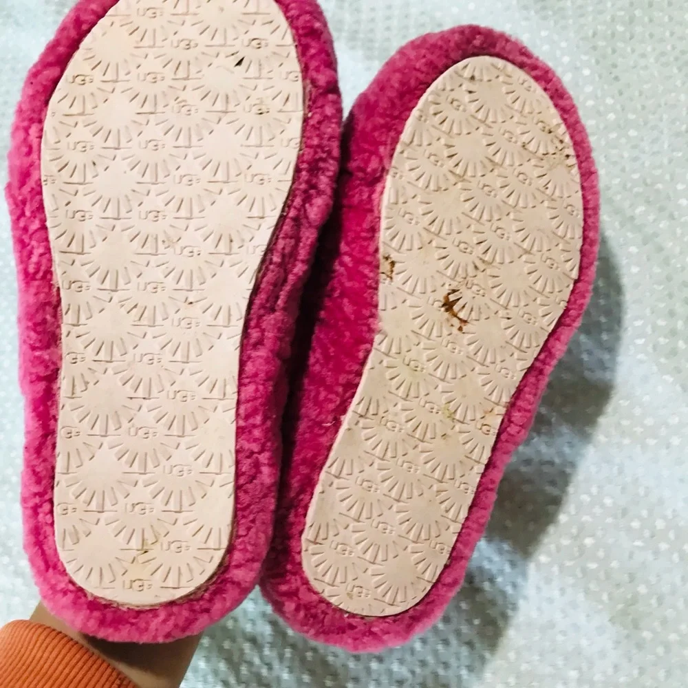 Ugg‎ slippers